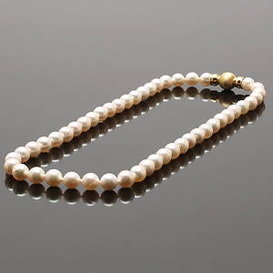 PÄRLCOLLIER med lås av rödguld 18 K. Vikt 35,05 g.