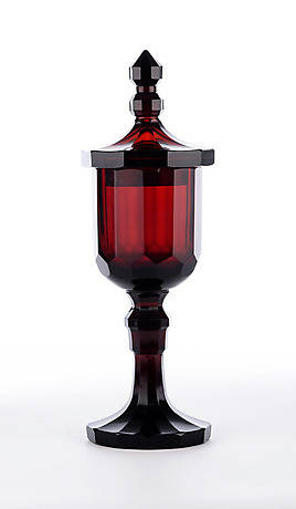 LOCKPOKAL, rubinglas, Biedermeier. Omkring 1840.