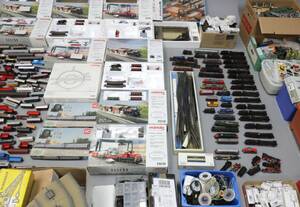 En samling Märklin, Pico. Lima mm. Togsæt, skinner, lokomotiver mm. Spor HO
