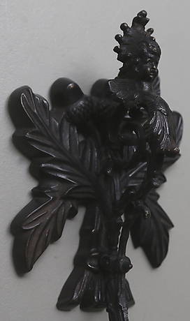 LAMPETT med PRISSMOR, renässansstil, svärtad metall, sekelskiftet 1900.