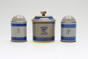 SALT- OCH PEPPARSTRÖARE SAMT SENAPSSKÅL, porslin, Aristokrat, Wilhelm Kåge, Gustavsberg, 1900-talets början.