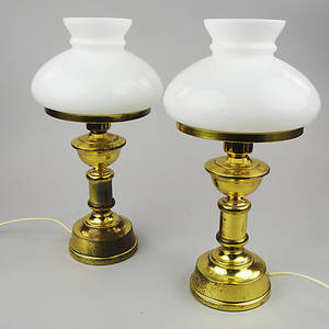 BORDSLAMPOR, 1 par i form av fotogenlampor, mässingglas, 1900-talets andra hälft.