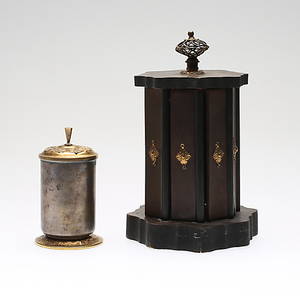 CIGARETTSTÄLLHÅLLARE, 2 st, trä samt metall, 1900-talets första del.