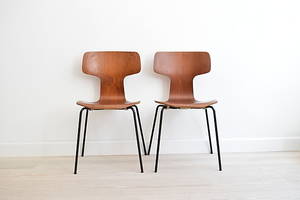 ARNE JACOBSEN. Set of 2 T Chairs in teak, made by Fritz Hansen in 1970.