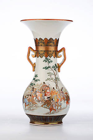ASIATISCHE VASE nach antiker Form, Landschaft mit detaillierter Jagszene.