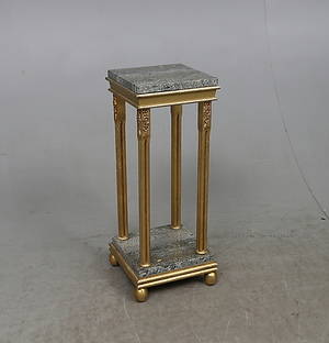PEDESTAL med MARMOR.