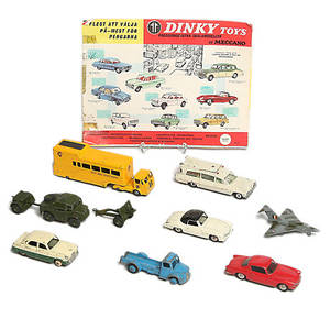 LEKSAKSBILAR, 10 delar, Dinky Toys och Budgie Toy.
