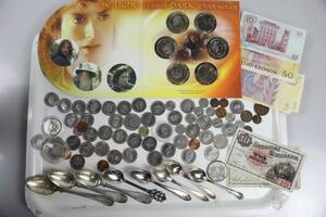 BRICKA med mynt, sedlar och silverskedar