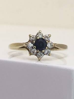 SAPPHIRE CLUSTER RING.