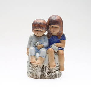 LISA LARSON. Figur, stengods, Syskon, märkt med Studiohanden, Gustavsberg.