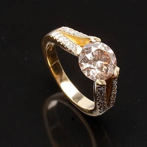 RING i 18 K guld med Fancy gold diamant på 2,00 ct 0,20 ct.