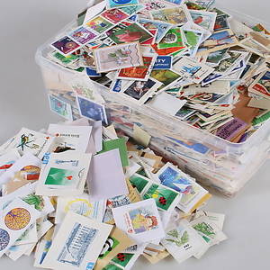 FRIMÄRKEN, 8 pärmar, 1 album samt 7 lådor, moderna Svenska.