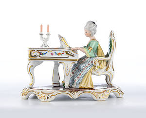 SANDIZELL GMBH CO. KG. Rokoko-Dame beim Flügelspiel. Liebliche Figurine.