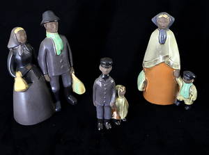 FIGURINER, 2 st, Amerikafararna, keramik, Elsi Bourelius, JIE, 1900-tal.