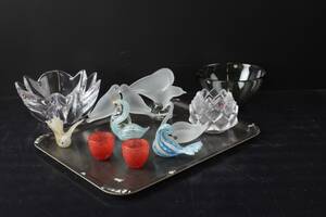 BRICKA med glasfiguriner, skålar, ljuslykta, bl.a. Murano, Orrefors, Reijmyre