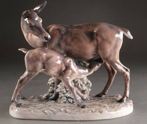 Dahl Jensen. Figur af porcelæn, Hind med kalv nr. 1267