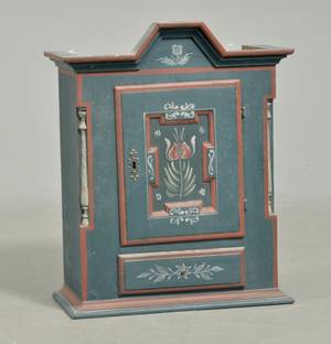 Tobaksskab af bemalet fyrretræ 1900-tallets midte