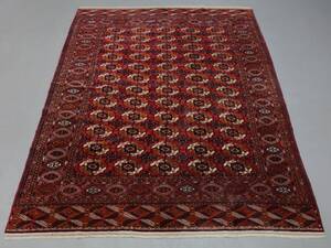 Orientalsk tæppe med Bocharamønster på rød bund. 283 x 207 cm.