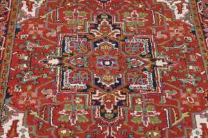 Orientalsk tæppe med borter og ornamentik på rød bund. 234 x 172 cm