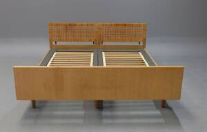 Hans J. Wegner. Seng i eg med endegavls flet