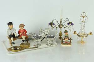 BRICKA med bl.a. bordslyster, ljusstakar, Kolmården, figurin Candy Design, Norge