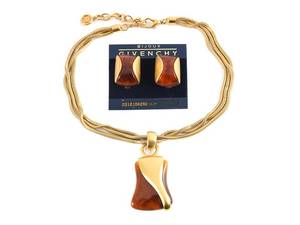 SMYCKESET, GIVENCHY