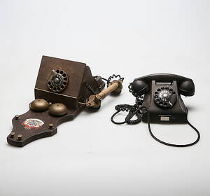 TELEFONER, 2 st, bland annat väggtelefon.