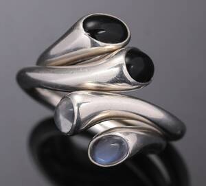 Regitze Overgaard for Georg Jensen. Carnival to ringe af sterlingsølv, månesten og onyx 2