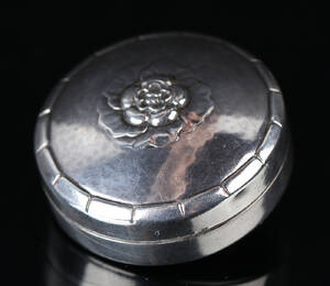 Georg Jensen. Pilleæske af sølv, dessin 79 D