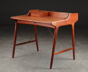 Svend Åge Madsen. Skrivebord af massiv teak, 1960erne