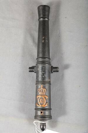 ELDRÖR TILL SALUTKANON, 181900-TAL, MÄRKT MED KARL XIS SPEGELMONOGRAM UNDER KRONA, GJUTJÄRN, LÄ 31 CM