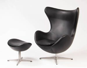 Arne Jacobsen. Lænestol, Ægget samt tilhørende skammel 2