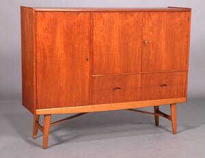 Dansk møbelproducent. Skænk af teak og eg, 1960erne