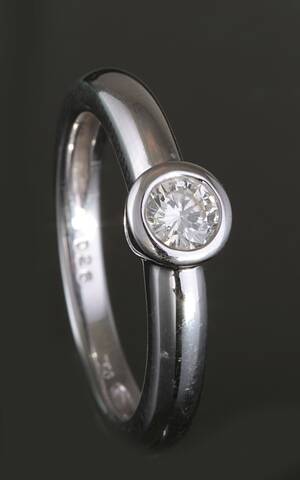 Ring in 18k gold with a brilliant cut diamond 0.35ct