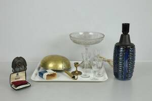 PARTI med bordslampa, figurin, snapsglas, sil, skål på fot, ljusstake, tändare