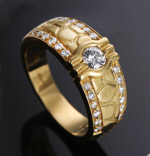 Brillantring af 18 kt. guld, i alt 0.44 ct. GVS