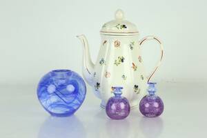 BERTIL VALLIEN, miniatyrvaser, 2 st, Kosta Boda, ljuslykta, Kosta Boda, samt kaffekanna, Villeroy Bosch