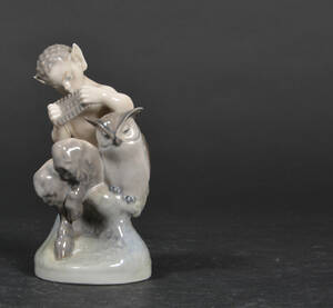 Royal Copenhagen Kgl. P. Faun med ugle, figur af porcelæn, nr. 2107 1. sort.