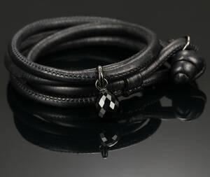 Ole Lynggaard. Læderarmbånd med onyx vedhæng af sterlingsølv med brillant