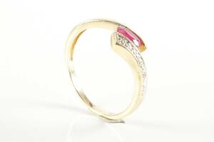 Ring af 14 kt guld med rubin og brillanter 0.015 ct