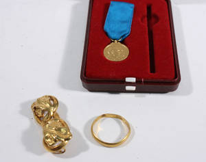 Ring, brosch samt medalj, 23K samt 18K guld. Vikt ca 12 gr. 3