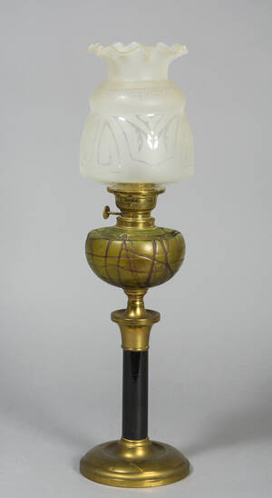 Olie- petroleums bordlampe, iriseret glas, 1900-tallet