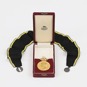MEDALJ, guld, 23K, För trohet och flit, Gustav V, 1945, vikt 55,10 gram.