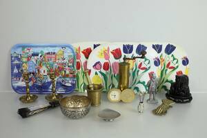 PARTI med bl.a. figuriner, bordstabletter, mortel, ljusstakar