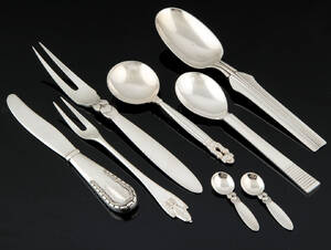 Georg Jensen. Diverse bestik- og serveringsdele af sterlingsølv i forskellige mønstre 8