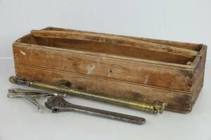 VERKTYGSLÅDA, med bl.a. insektsspruta, skiftnyckel, filar, stämjärn