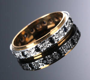 Safir- og diamant-alliancering af 9 kt. guld og hvidguld. Sheffield 1985