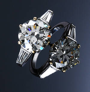 Klassisk brillant-solitairering af 18 kt. hvidguld, i alt ca. 4.52 ct. IGI certifikat