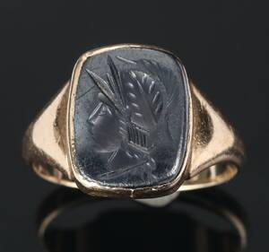Signetring, herrering af 14 kt guld med sort onyx