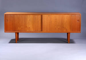 Hans J. Wegner. Skænk af teak, model RY-26